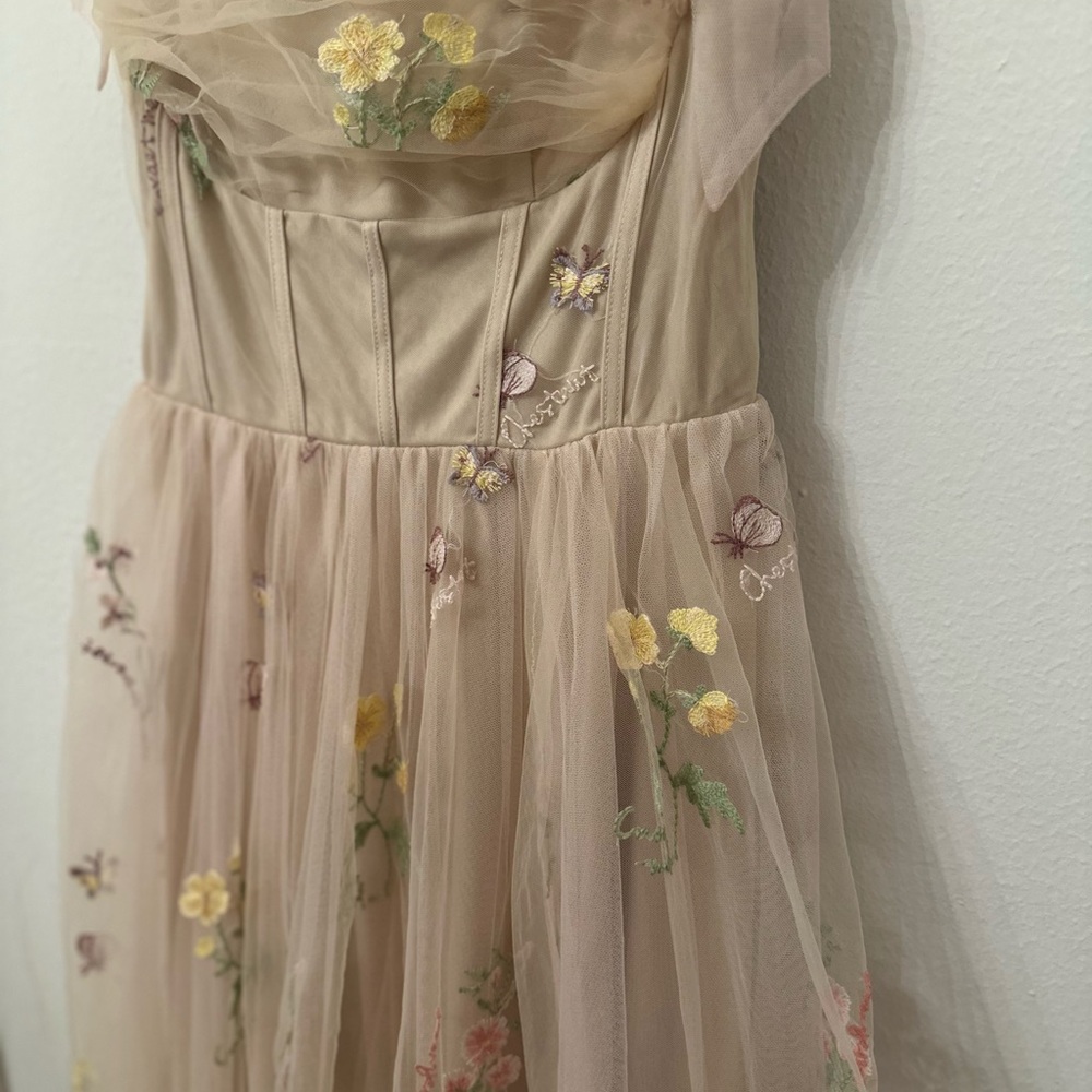 Elegant Floral Embroidered Prom Dress - Picture 4 of 8